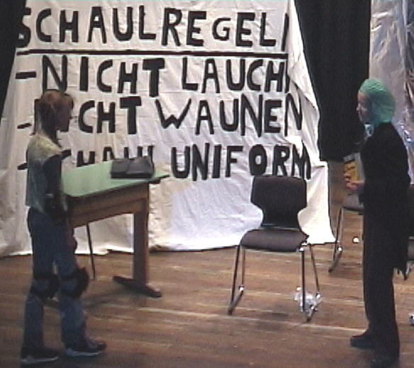 Emma lernt Blau Aublaum kennen.