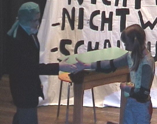 Maute ist auch neu in der Klasse und gibt ihr sogar die Hand.