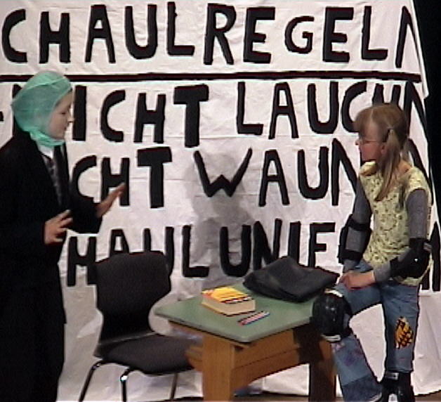 Er ist wenig begeistert von Emmas Bitte um ein Jeans-Autogramm.
