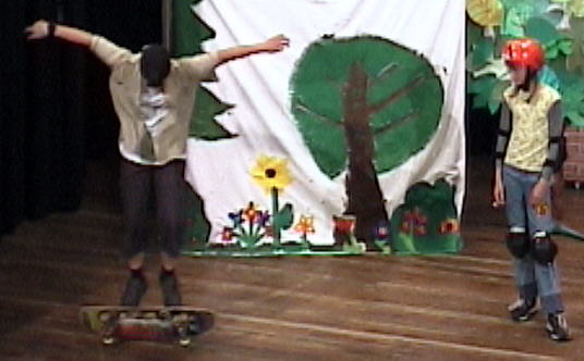 Y�ksel ist ein Meister auf dem Skateboard.